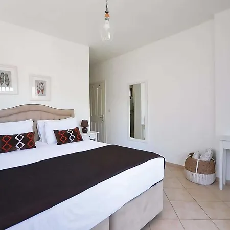 ヴィラ Sleeps 8 Air Con Wifi ビテツ
