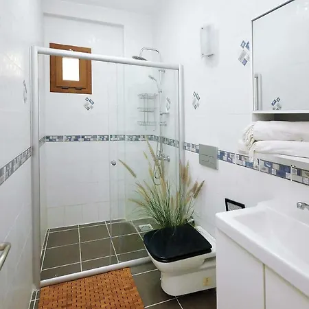 Sleeps 8 Air Con Wifi